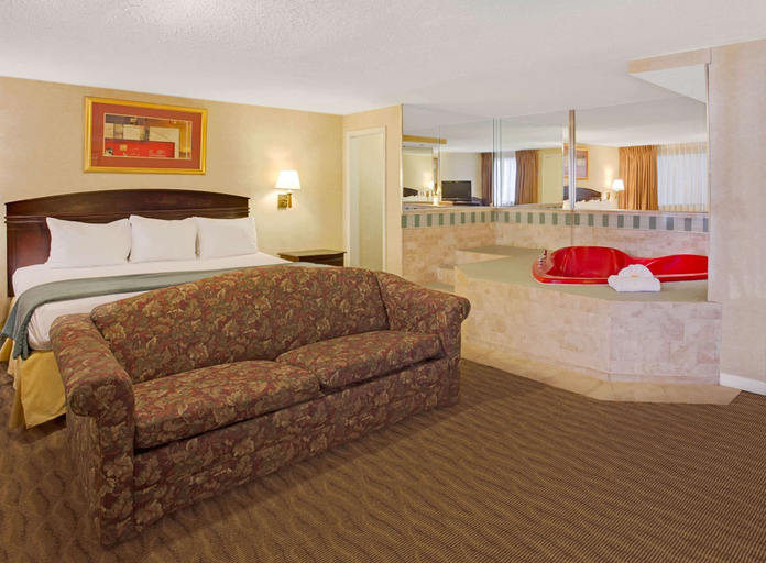 Bedroom 3, Days Inn by Wyndham Silver Spring, Montgomery