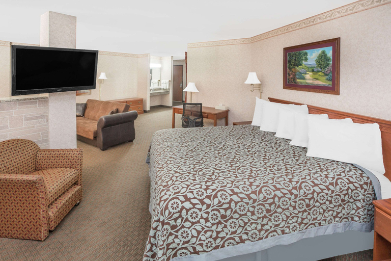 Bedroom 3, Days Inn & Suites by Wyndham Brinkley, Monroe