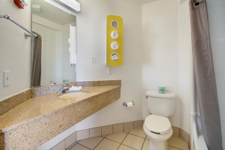 Bathroom 5, Howard Johnson by Wyndham Lemoore Near Naval Air Station, Kings