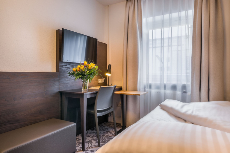 Bedroom 3, Signature Hotel Astoria Hamburg, Hamburg