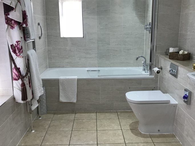 Bathroom 5, The Cricketers, Essex