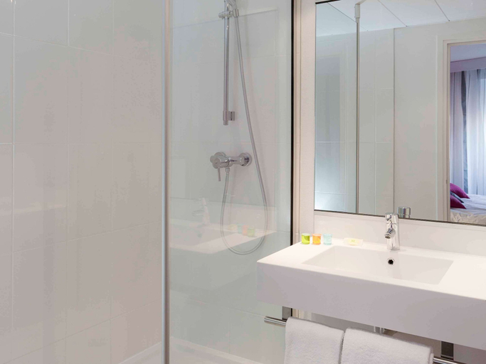 Bathroom 2, ibis Styles Grenoble Centre Gare, Isère