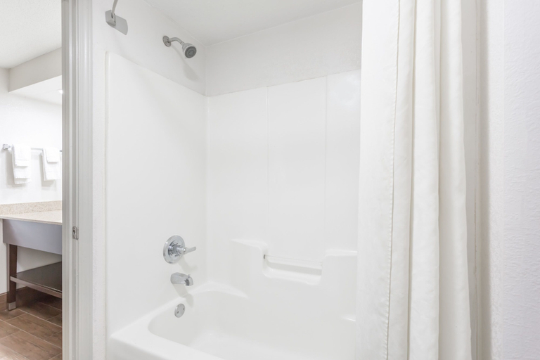 Bathroom 3, Super 8 by Wyndham Gainesville, Hall