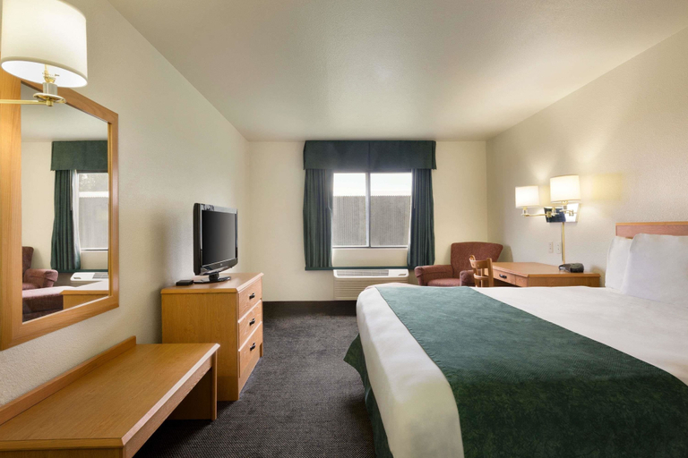 Bedroom 3, Travelodge by Wyndham Alpine, Brewster