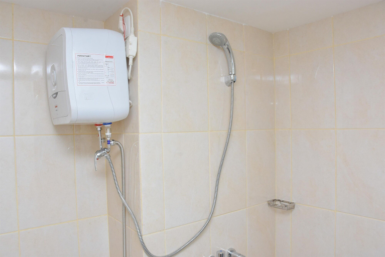 Bathroom 3, Simple And Comfort Studio At Springlake Summarecon Bekasi Apartment, Bekasi