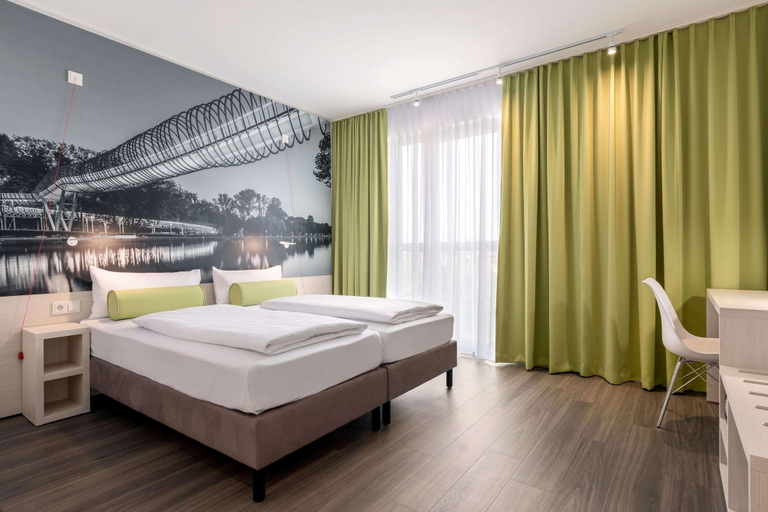 Bedroom 3, Super 8 by Wyndham Oberhausen am Centro, Oberhausen
