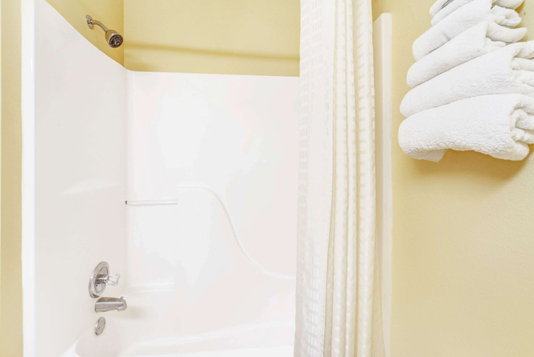 Bathroom 4, Super 8 by Wyndham McKinney/Plano Area, Collin