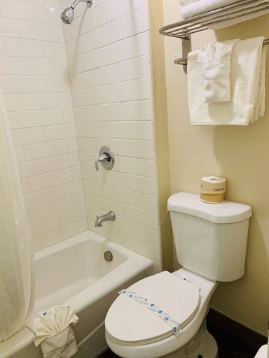 Bathroom 4, Rodeway Inn Fallbrook Downtown, San Diego