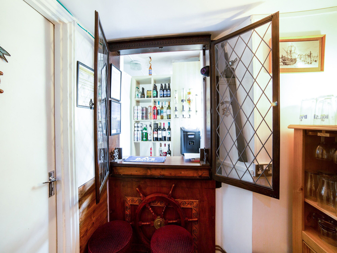 Food & Drinks 4, The Commodore, Torbay