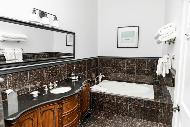 Bathroom 5, The Grand Hotel, Collin