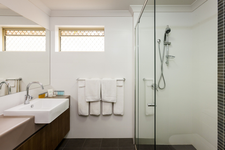 Bathroom 5, Quality Hotel Bayswater, Perth