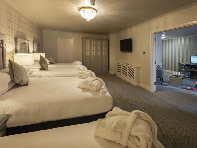 Bedroom 3, Treacys Oakwood Hotel