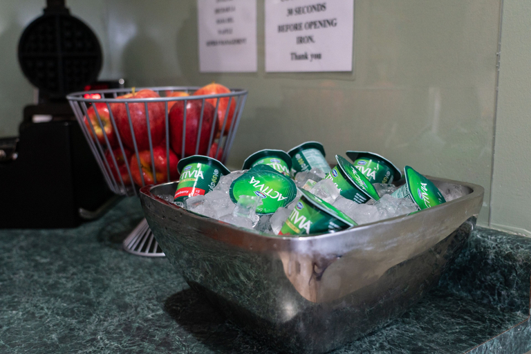 Food & Drinks 5, Super 8 by Wyndham Elgin, Kane