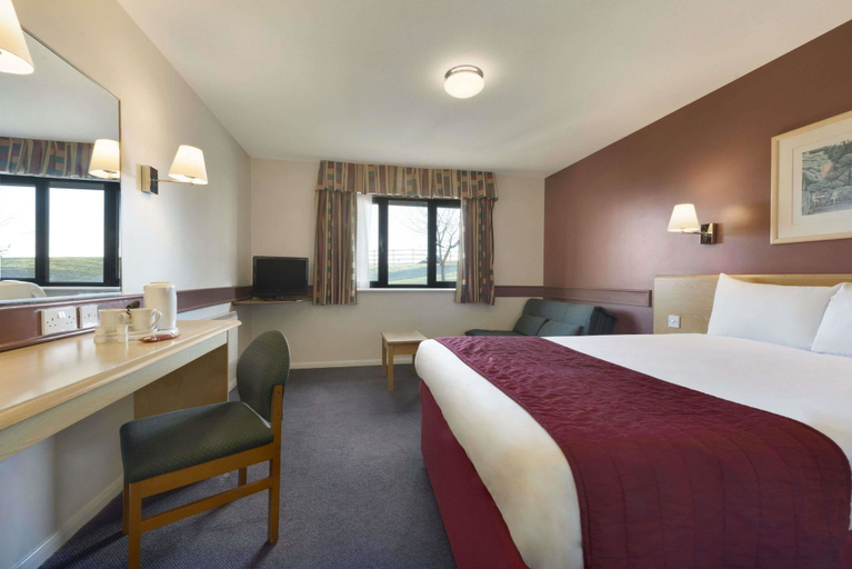 Bedroom 3, Days Inn by Wyndham Membury M4, West Berkshire