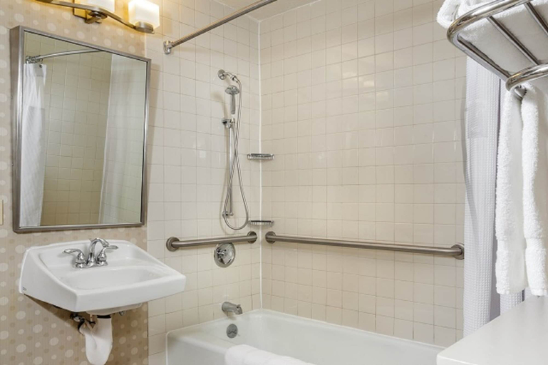 Bathroom 5, Concord Plaza Hotel, Contra Costa