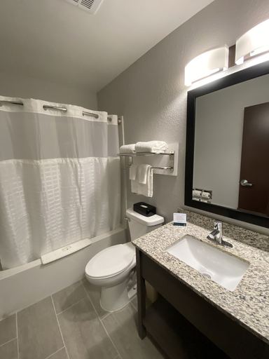 Bathroom 5, Quality Inn & Suites Hammond Near I-8090, Lake