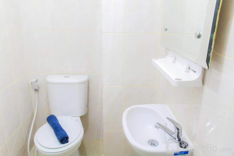 Bathroom 5, Amazana Serpong Residences by KakaRama Room, South Tangerang