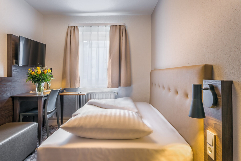 Bedroom 2, Signature Hotel Astoria Hamburg, Hamburg