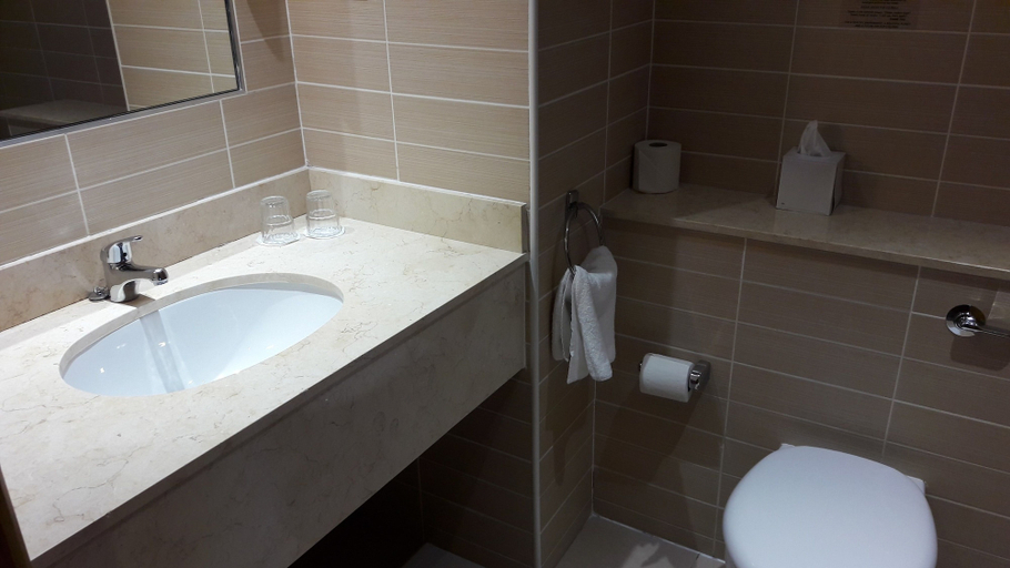 Bathroom 5, Westgrove Hotel