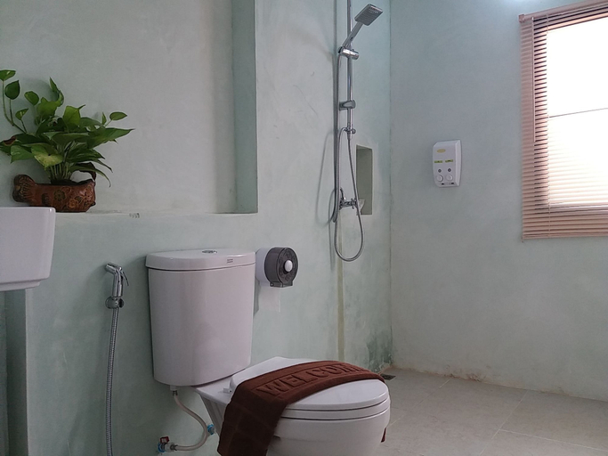Bathroom 4, IP Plus Resort Chanthaburia - Halal Hotel, Muang Chanthaburi