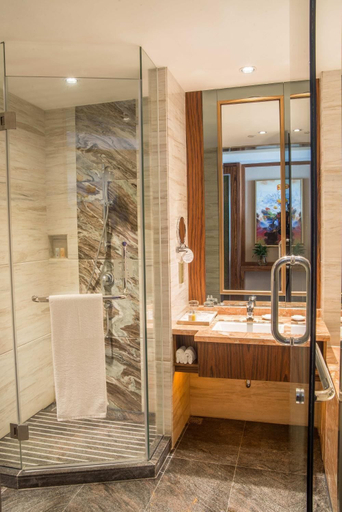 Bathroom 4, Ramada Plaza Huizhou East, Huizhou