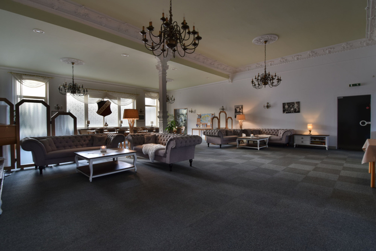 Others 5, Hotel Rummeni, Leer