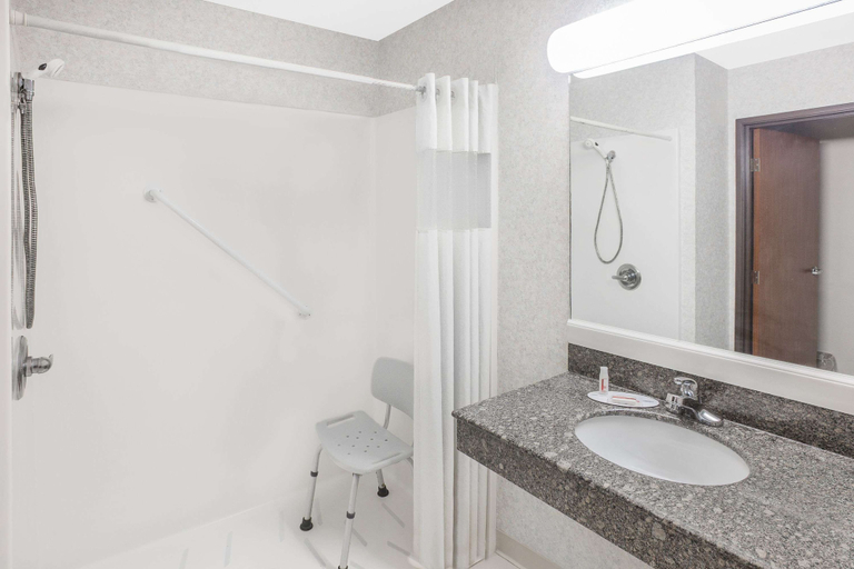 Bathroom 4, Days Inn & Suites by Wyndham Brinkley, Monroe