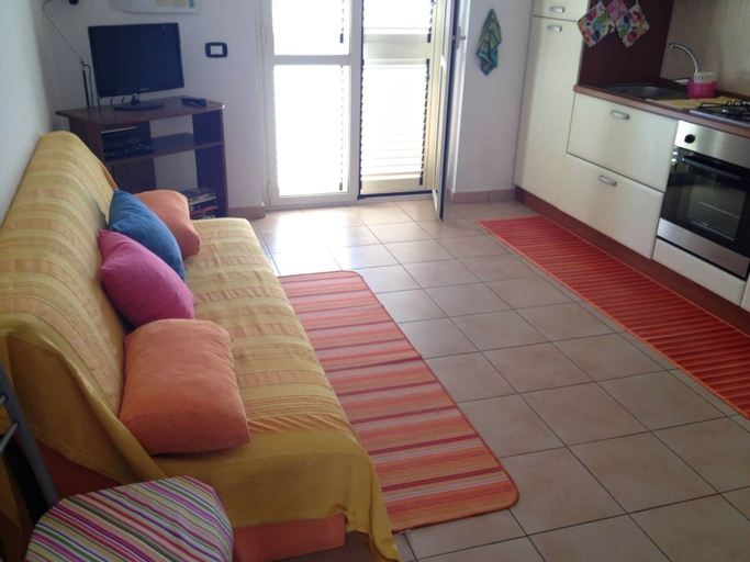 Lovely apartment with pool in Calabria sleeps 4, Reggio Di Calabria
