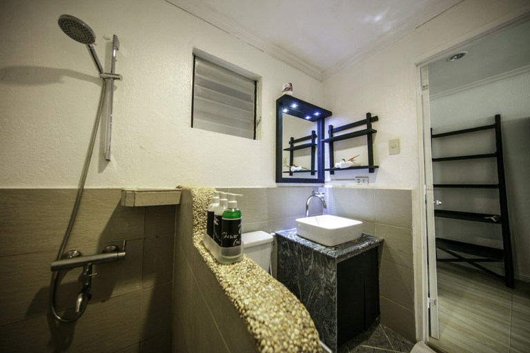Bathroom 5, Ocean Vida Beach and Dive Resort, Daanbantayan