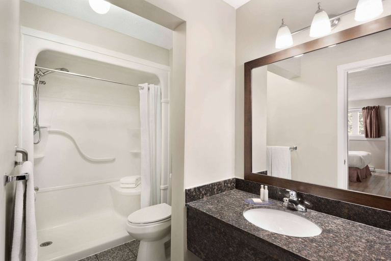 Bathroom 4, Travelodge by Wyndham Salmon Arm, Columbia-Shuswap