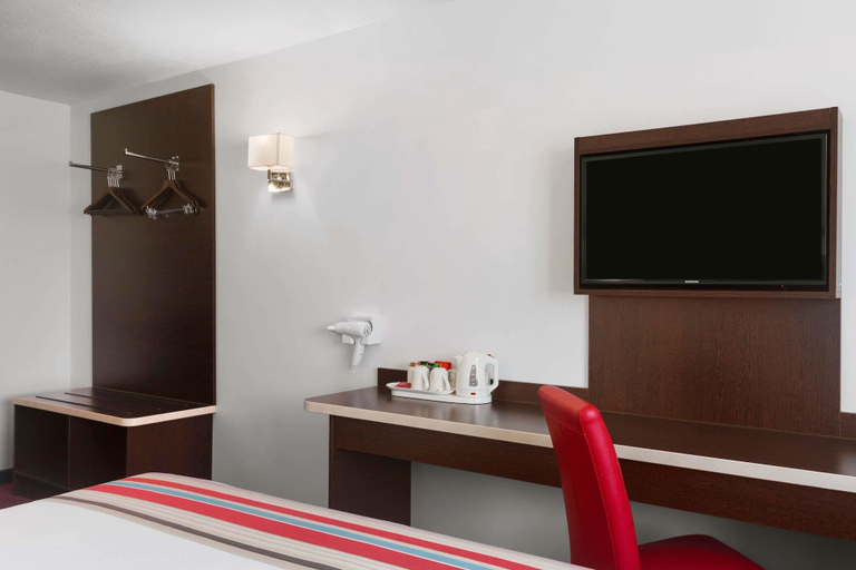 Bedroom 4, Ramada by Wyndham Milton Keynes, Milton Keynes