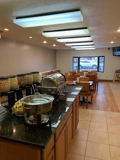 Food & Drinks 5, Days Inn & Suites by Wyndham Logan, Cache