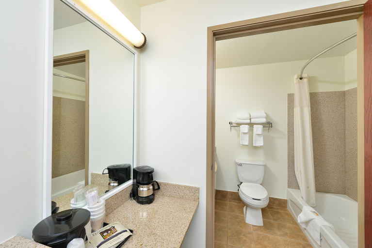 Bathroom 4, Clarion Pointe Sioux Falls Airport, Minnehaha
