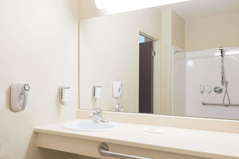 Bathroom 4, Super 8 by Wyndham Windsor NS, Hants