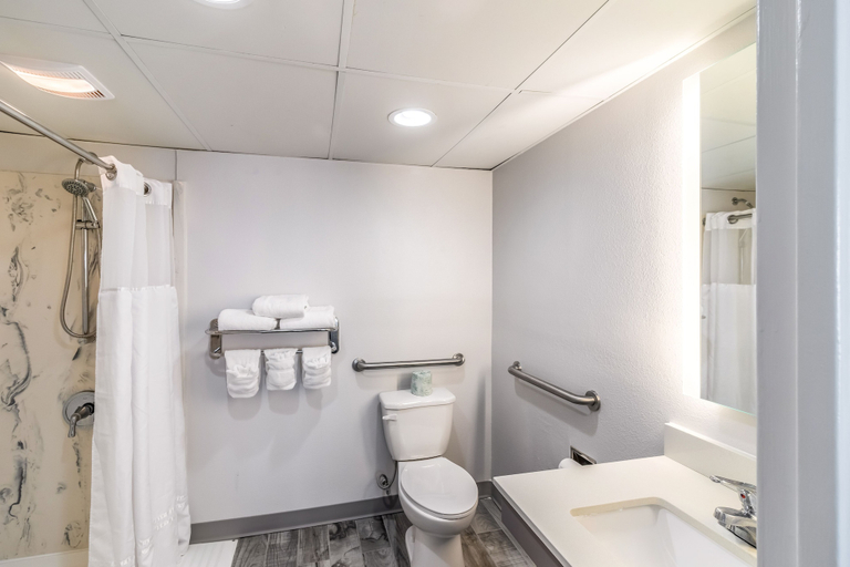 Bathroom 5, Crystal Coast Oceanfront Hotel, Carteret