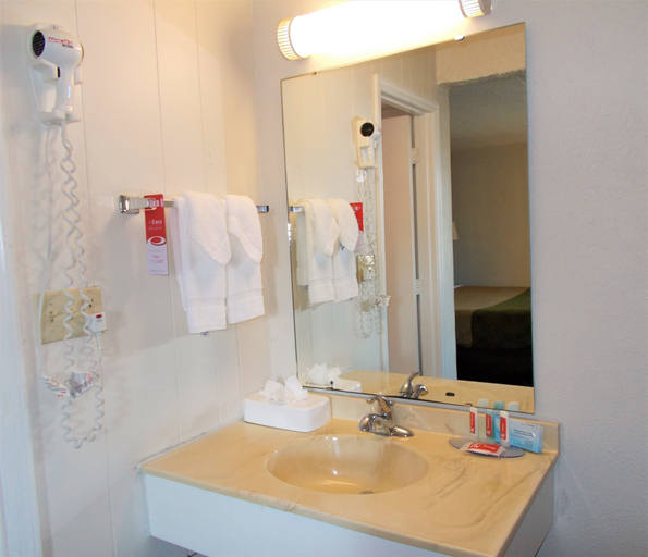 Bathroom 5, Econo Lodge Conway Central, Horry
