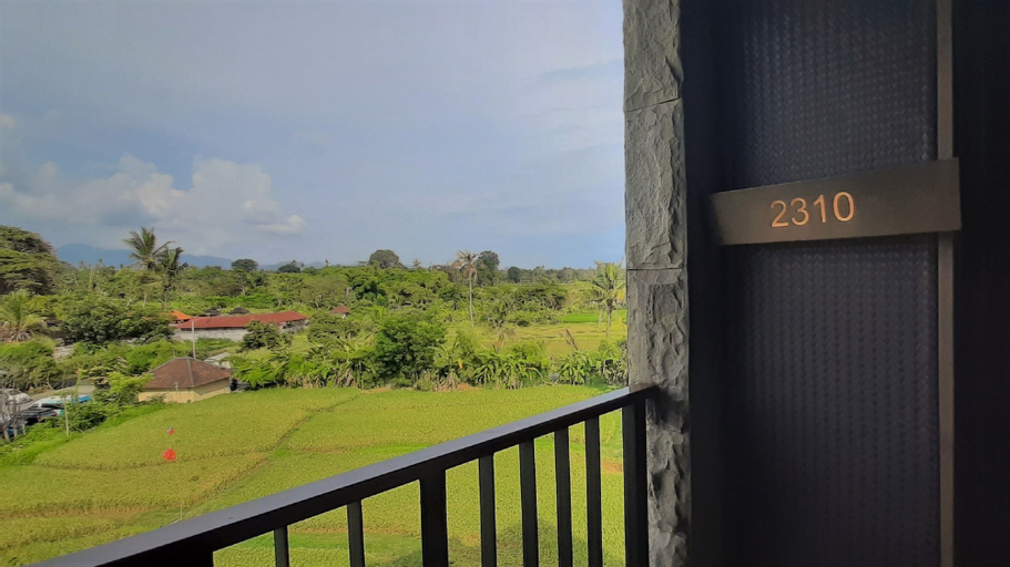 Exterior & Views 24
