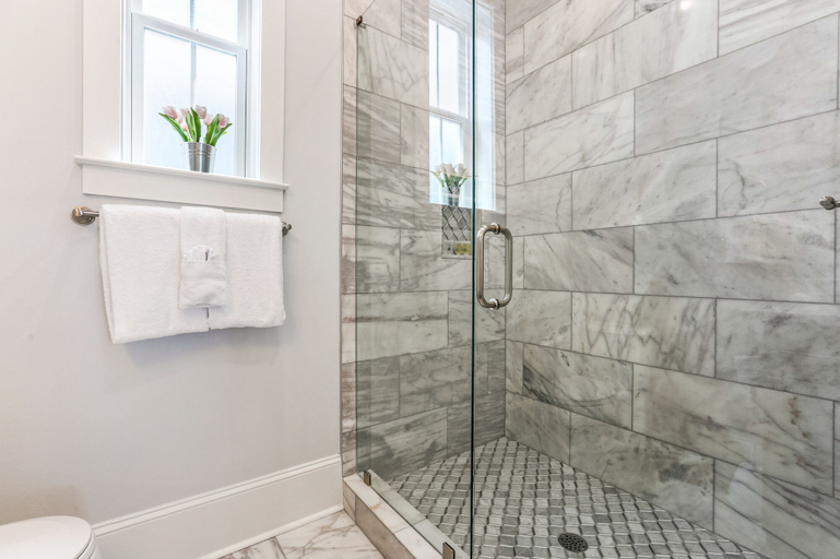 Bathroom 4, Modern 4 BR Condo with Balcony & Pool - Near FQ, Orleans
