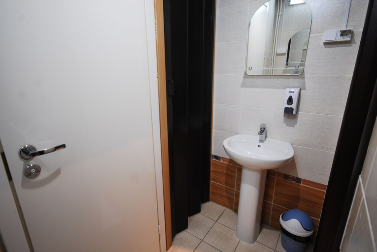 Bathroom 3, Landmark City Hotel - Hostel, Central