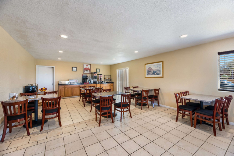 Food & Drinks 5, Econo Lodge I-40 exit 286 Holbrook, Navajo