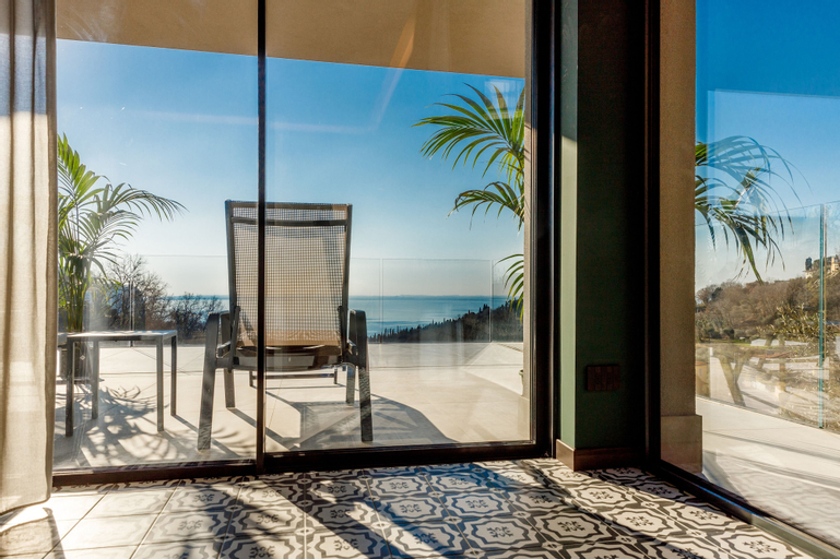 Exterior & Views 20
