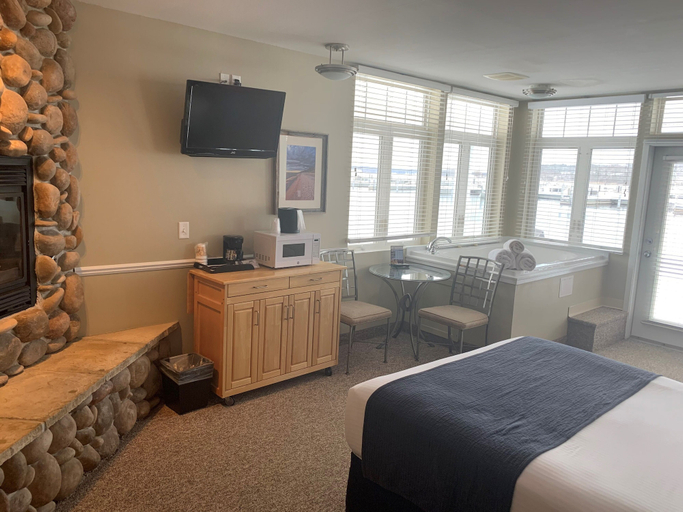 Bedroom 2, The Weathervane Inn, Muskegon