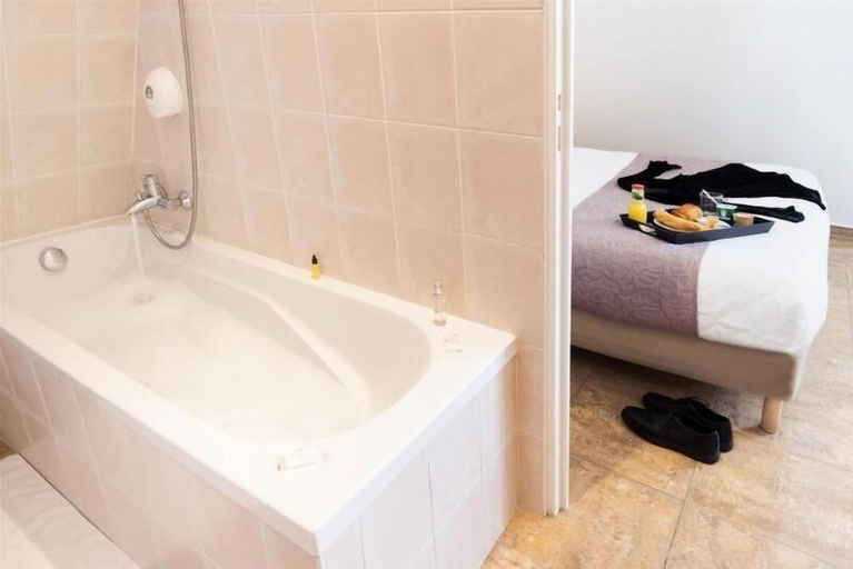 Bathroom 5, Hôtel Le Saint Germain, Seine-Saint-Denis