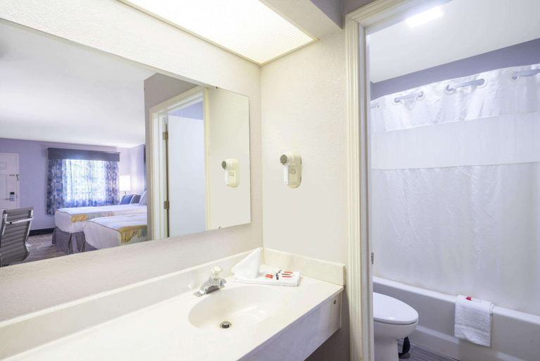 Bathroom 4, Days Inn by Wyndham Asheville Downtown North, Buncombe