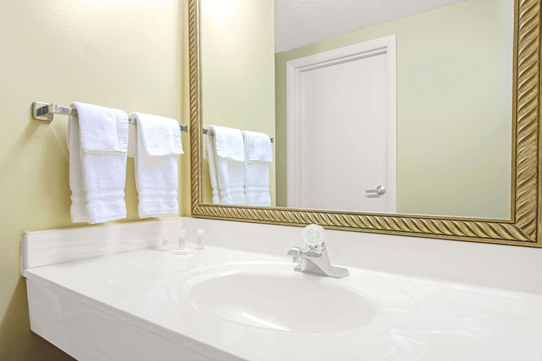 Bedroom 5, Days Inn and Suites by Wyndham St. Louis/Westport Plaza, Saint Louis