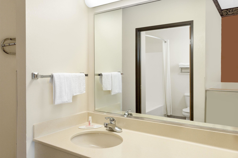 Bathroom 3, Super 8 by Wyndham Athens, Athens