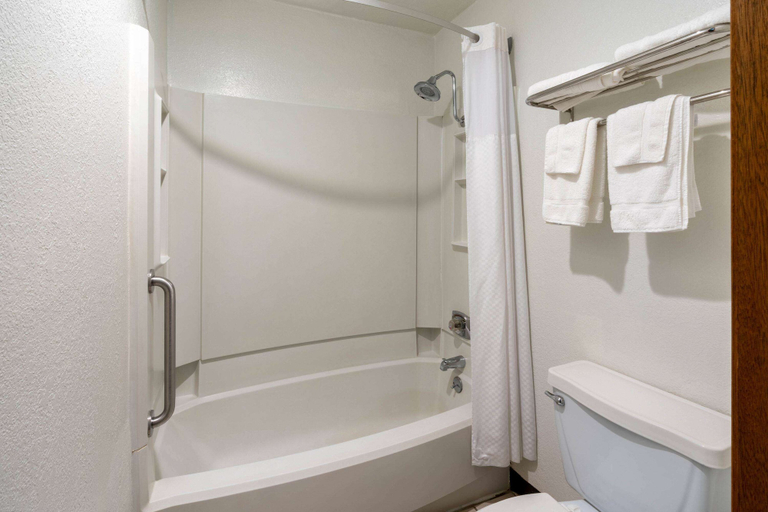Bathroom 4, Super 8 by Wyndham Goodland, Sherman