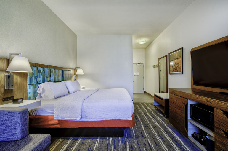 Bedroom 3, Hampton Inn Cortland, Cortland