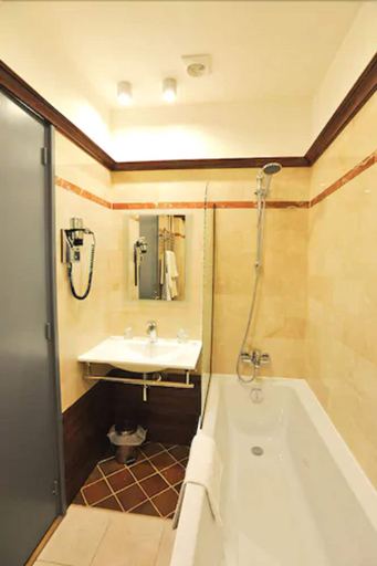 Bathroom 5, Hôtel des Falaises, Seine-Maritime