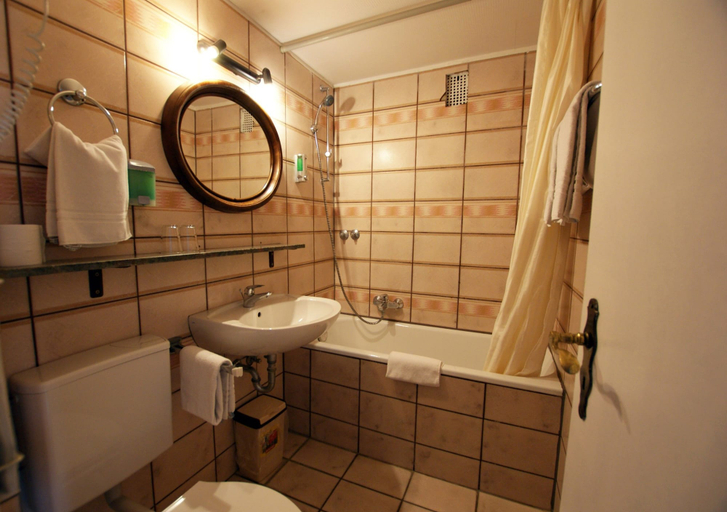 Bathroom 5, Bahn Hotel, Düsseldorf